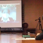 オンラインで動画について学生と話す岡田康裕市長（右）＝加古川市役所