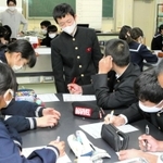 大地震に襲われた場合の対応を考える生徒＝浜の宮中学校