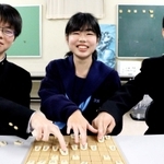 囲碁・将棋部で一緒に腕を磨く（左から）廣畑亮輔さん、中谷仁美さん、瀬尾康介さん＝加古川北高校