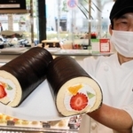 新鮮な果物をふんだんに使った「恵方巻きロール」＝加古川市加古川町篠原町
