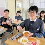 加古川パスタのミートスパゲティを味わい、レシピ集を受け取った東神吉南小学校の６年生＝加古川市東神吉町砂部（同校提供）