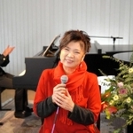 オンラインコンサートに出演する八代亜紀さん（日の出医療福祉グループ提供）