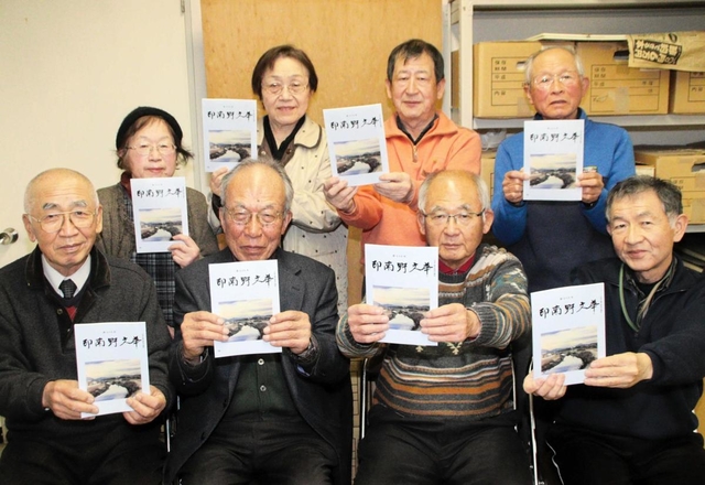 印南野文華７９号を手にする「印南野半どんの会」のメンバー＝稲美町国安