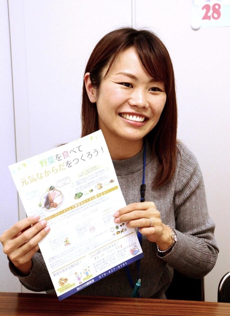 食事バランスの大切さについて説明する管理栄養士の松本知里さん＝加古川市加古川町北在家、加古川市役所