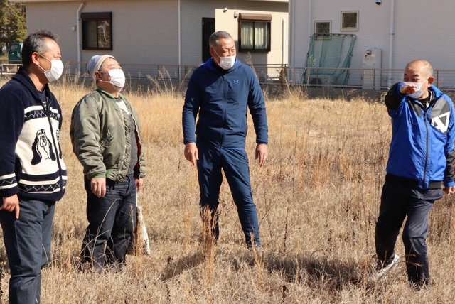 創部当時の思い出を語り合う石松裕孝さん（右端）ら野球部ＯＢ＝高砂市曽根町