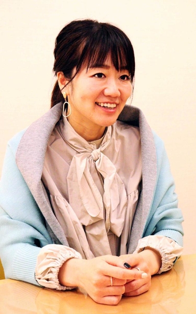 後輩たちにエールを送る黒木茜さん＝姫路市内