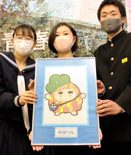 「はまりん」の作成に携わった生徒会の元メンバー＝浜の宮中学校