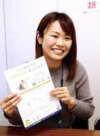 食事バランスの大切さについて説明する管理栄養士の松本知里さん＝加古川市加古川町北在家、加古川市役所