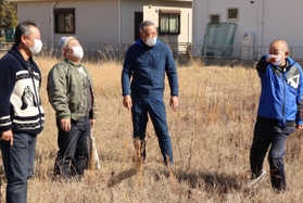 創部当時の思い出を語り合う石松裕孝さん（右端）ら野球部ＯＢ＝高砂市曽根町