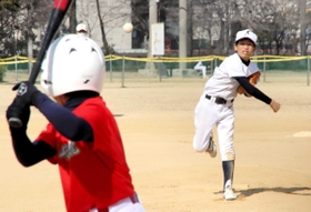 懸命にプレーする選手ら＝向島多目的球場