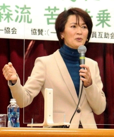 人生は自らの意志で変えられると話す有森裕子さん＝いなみ野学園