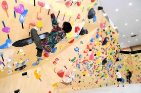 さまざまな難易度の壁が連なる＝ハイマートベルククライミングジム