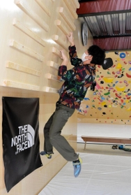 トレーニングスペースでは、壁の板につかまって上半身の力を付けられる＝ハイマートベルククライミングジム