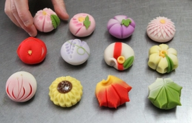 出来上がった創作上生菓子「花木暦」＝喜倉堂
