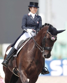 ２０１８年ジャカルタ・アジア大会で演技した愛馬「トゥッツ」と黒木茜さん＝１８年８月、インドネシア・ジャカルタ