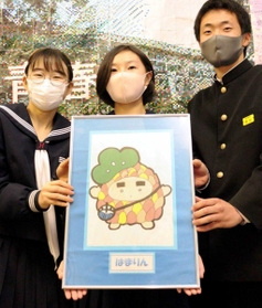 「はまりん」の作成に携わった生徒会の元メンバー＝浜の宮中学校