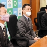 古谷博町長らにセンバツ出場を報告する（手前から）福村順一監督、西尾圭司部長、吉田博昭校長＝稲美町役場