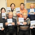 印南野文華７９号を手にする「印南野半どんの会」のメンバー＝稲美町国安