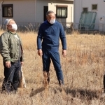 創部当時の思い出を語り合う石松裕孝さん（右端）ら野球部ＯＢ＝高砂市曽根町