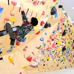 さまざまな難易度の壁が連なる＝ハイマートベルククライミングジム