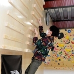 トレーニングスペースでは、壁の板につかまって上半身の力を付けられる＝ハイマートベルククライミングジム