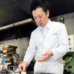 心を込めて手作りする藤原義政さん＝喜倉堂