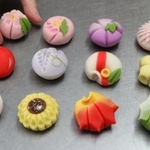 出来上がった創作上生菓子「花木暦」＝喜倉堂