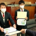 のじぎく賞を受けた（左から）上杉将斗さん、山根直樹さん＝東播工業高校