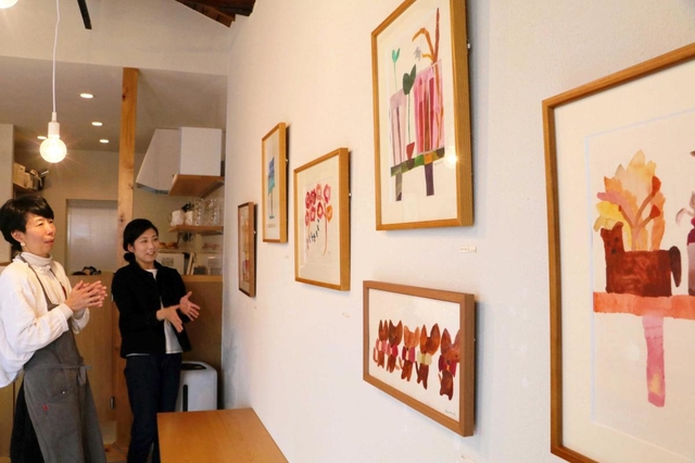 倉田園子さん（左）が営む「ｇｅｃｋｏ」で絵画の個展を開く坂口香南子さん＝加古川市平岡町土山