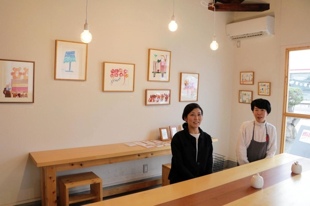 倉田園子さん（右）が営む喫茶と画廊「ｇｅｃｋｏ」で絵画の個展を開く坂口香南子さん＝加古川市平岡町土山
