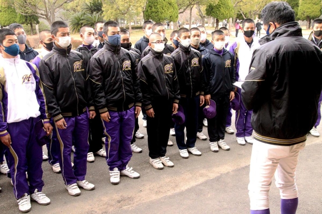 福村順一監督（右）から登録メンバーを聞く部員＝高砂市総合運動公園