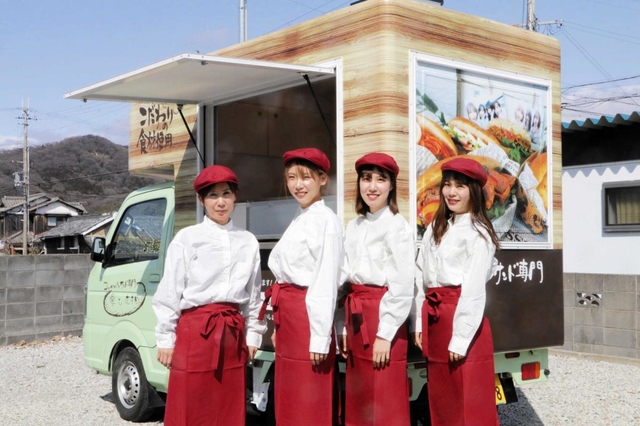 コッペパンサンドのキッチンカー「母とむすめ」を営む（左から）山本千代香さん、長女濱尻世莉果さん、次女山本エリナさん、三女さとさん＝加古川市志方町原