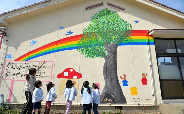 園のシンボルのポプラなどを保護者が描いた絵＝西神吉幼稚園