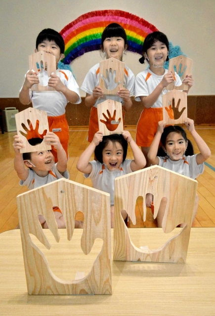 完成した自分の手形を手にする園児＝つつじ野保育園