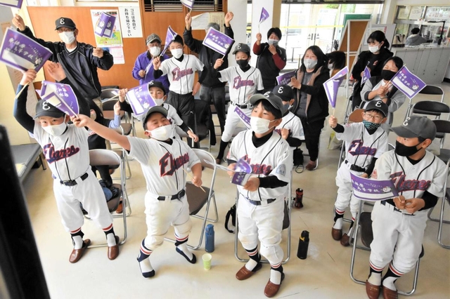 ３回表の逆転で喜ぶ子どもら＝いなみ野体育センター