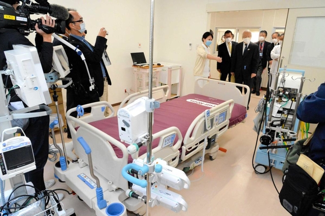 エクモがある病室を見学する関係者ら＝加古川市神野町神野、兵庫県立加古川医療センター