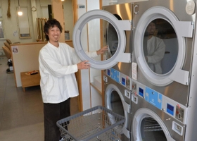 美容室にコインランドリーを併設した浜田健太さん＝高砂市米田町古新