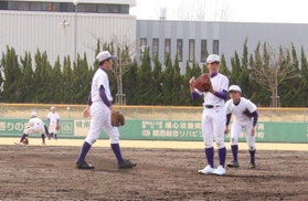 守備練習では入念に連係を確認した＝淡路佐野運動公園野球場