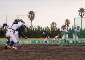 球場を広く使って実戦的な練習に取り組む東播磨高校の選手＝淡路佐野運動公園野球場