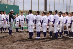 福村順一監督（左から４人目）を囲み練習メニューを聞く野球部員たち＝淡路佐野運動公園野球場