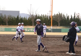 守備練習に臨む野球部員たち＝淡路佐野運動公園野球場