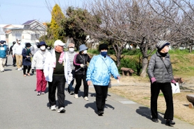 二子北シニアクラブのウオーキングイベントで出発する参加者たち＝播磨町東野添３