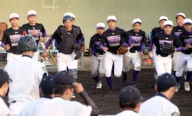 試合前の整列に向かう東播磨高校野球部員（奥）＝三木総合防災公園野球場