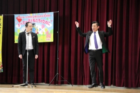 加古川南高校でネタを披露した笑い飯の西田幸治さん（左）と哲夫さん＝加古川市加古川町友沢、加古川南高校