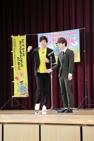 加古川南高校でネタを披露したからし蓮根の伊織さん（左）と杉本青空さん＝加古川市加古川町友沢、加古川南高校