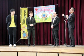 漫才を披露した（左から）からし蓮根の伊織さん、杉本青空さん、笑い飯の西田幸治さん、哲夫さん＝加古川市加古川町友沢、加古川南高校