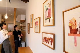 倉田園子さん（左）が営む「ｇｅｃｋｏ」で絵画の個展を開く坂口香南子さん＝加古川市平岡町土山