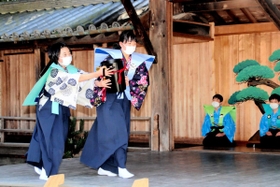 狂言を披露する児童＝平之荘神社
