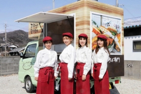 コッペパンサンドのキッチンカー「母とむすめ」を営む（左から）山本千代香さん、長女濱尻世莉果さん、次女山本エリナさん、三女さとさん＝加古川市志方町原