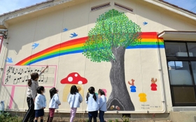 園のシンボルのポプラなどを保護者が描いた絵＝西神吉幼稚園